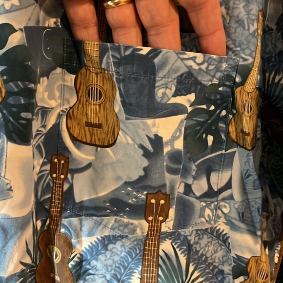 Hilo Hattie Hawaiian Shirt -Tropical Ukulele design - Men’s XL - Vintage - Picture 8 of 8